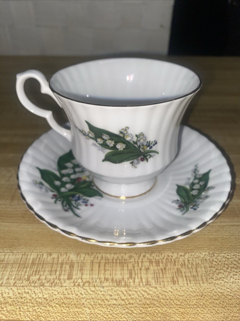 Royal Windsor Fine Bone China Tea Cup & Saucer Set 2577-12 Lily Of The Valley